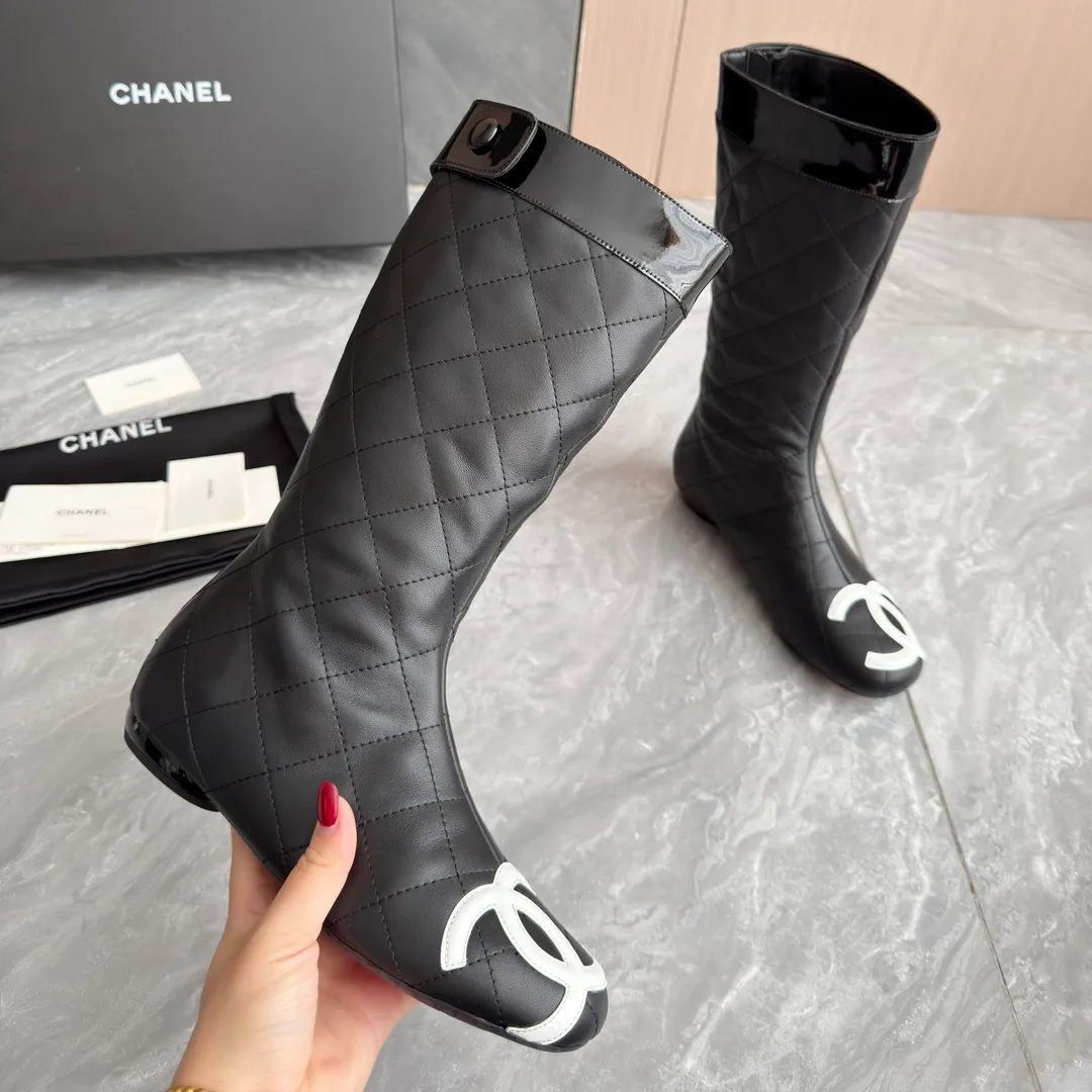 👟👟Ex-factory price 1040👟👟 High version of Chanel CHANEL, 🌞🌞🌞The latest boots from Xiaoxiang 2025 autumn and winter counter, a must-have item for this autumn and winter! ! Ms. Chanel loves simple yet irresistible combinations to show her unique style. Mix and match freely to shine⚡Follow Grandma’s fashion steps! ! ! The top-notch craftsmanship and texture are perfectly presented. No matter any details, you can compare them with the counters. The best quality products can be entered and exited from the counters at will! ! ❶Material: imported cowhide ❷Inner lining: sheepskin lining ❸Feet: sheepskin lining ❹Outsole: original molded sole ❺Heel height: 2 cm ❻Boot shaft height: 13 inches ❼Number: 35-40 (40 and 41 are customized and cannot be returned)